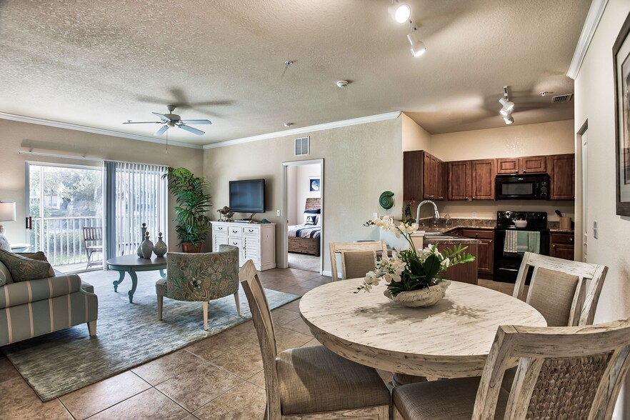 Open concept kitchen and living area - Yacht Club