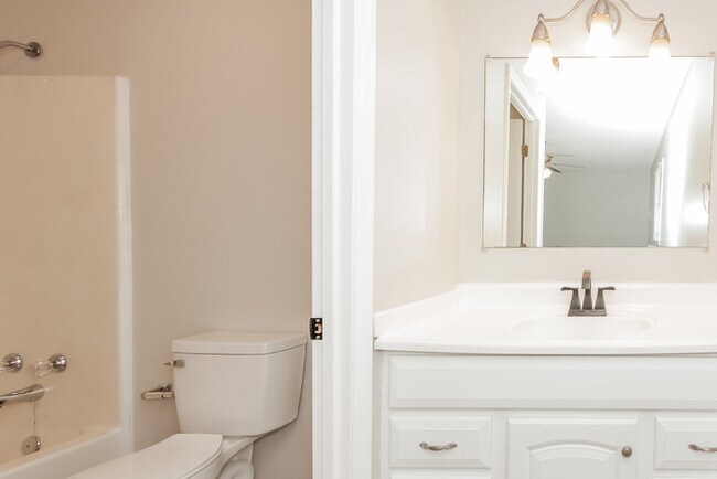 Building Photo - 504 Woodstream Dr