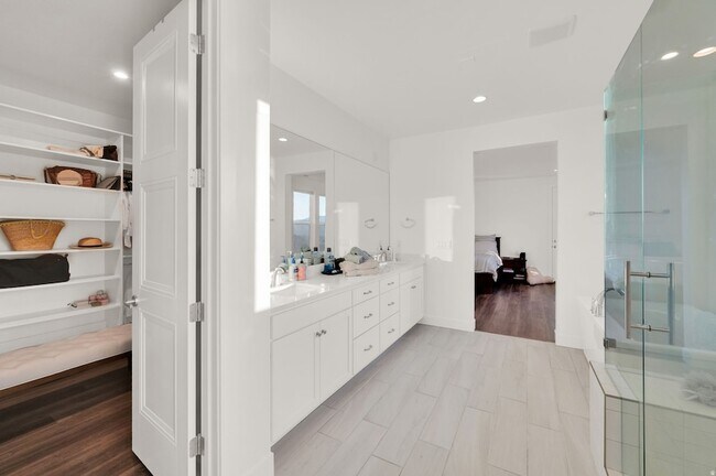 Building Photo - 1722 Oakridge Cir
