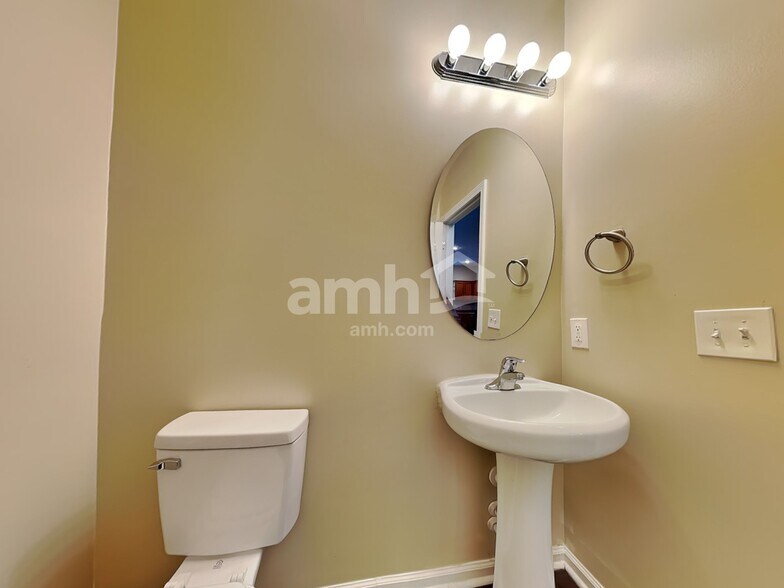 Building Photo - 137 Lake House Rd