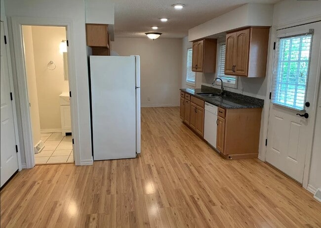 Building Photo - 1165 E Rosebrier St