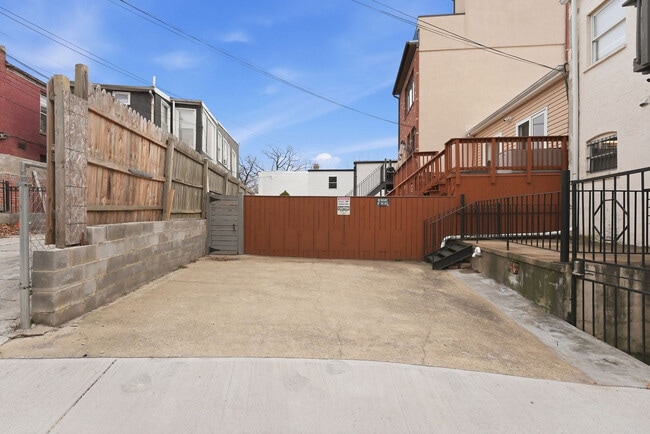 Building Photo - 409 O St NW