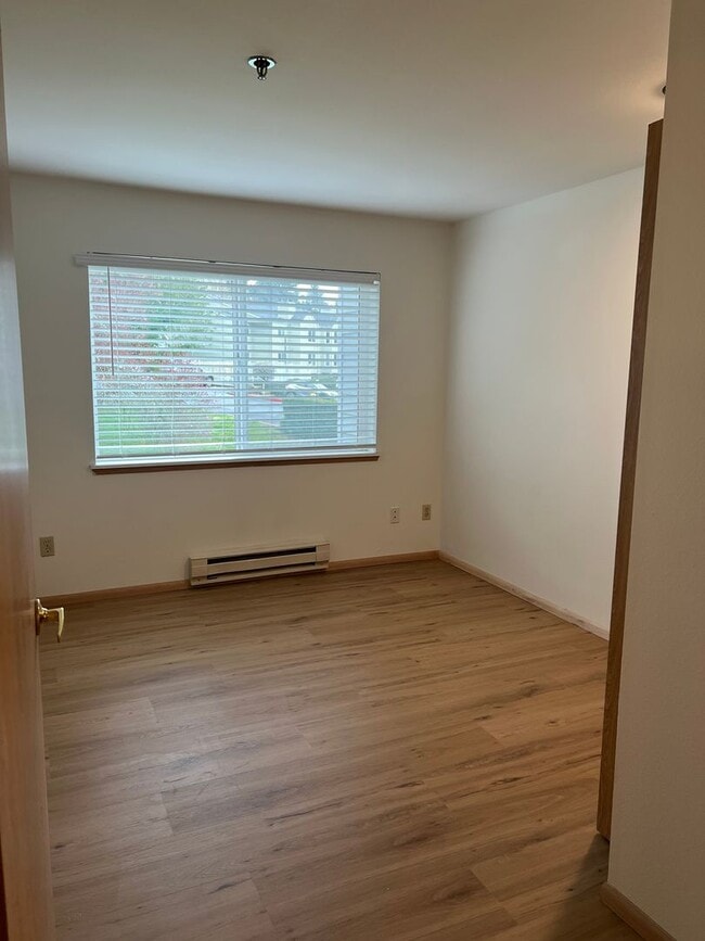 Building Photo - Beautifully Maintained condo Renton!