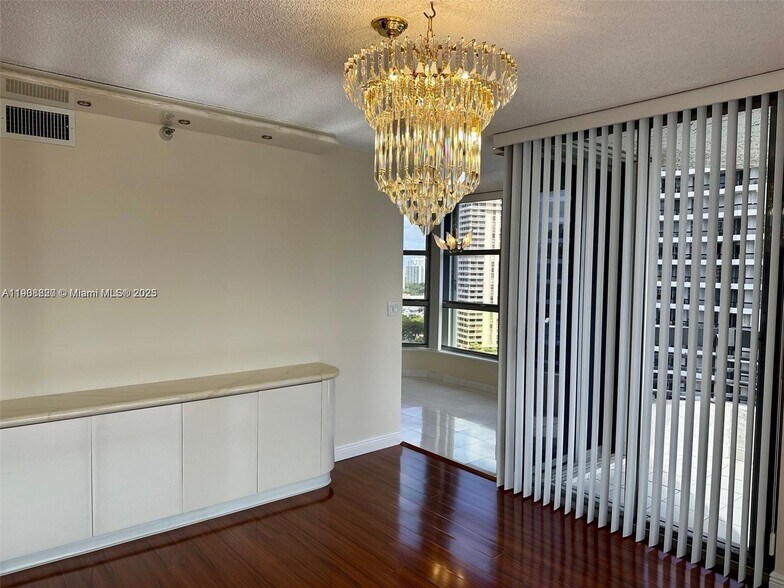 Building Photo - 19101 NE 36th Ct