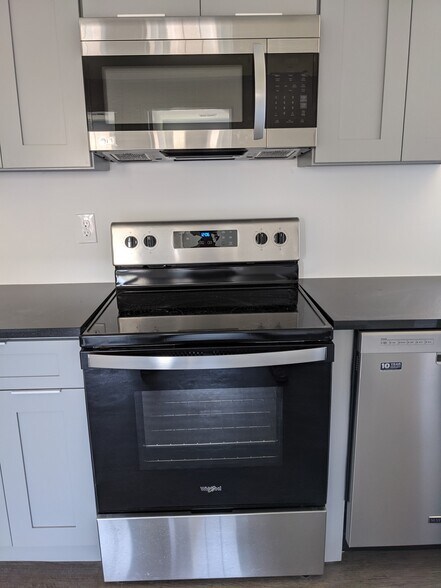 Building Photo - 113 Wayne Pl SE