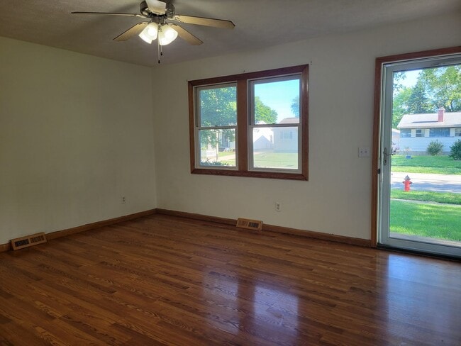 Building Photo - Your Dream Home Awaits: Spacious 4 Bed/2 B...