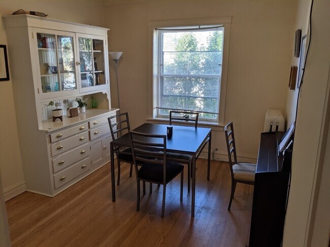 Building Photo - Light and Bright West Wrigleyville/Roscoe Village