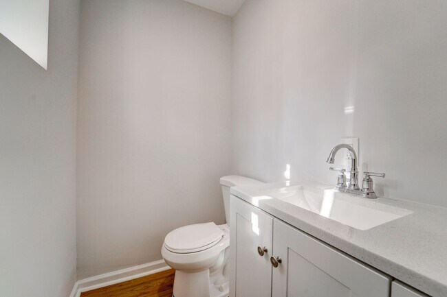 Building Photo - Beautifully Updated Townhome in Prime Loca...