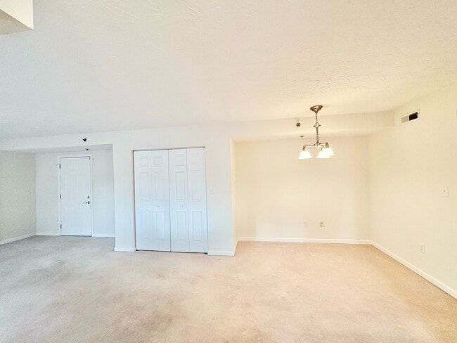 Building Photo - 19 Rose Garden Ln