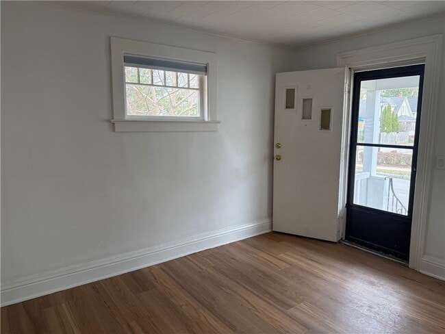 Building Photo - 355 Caroline St