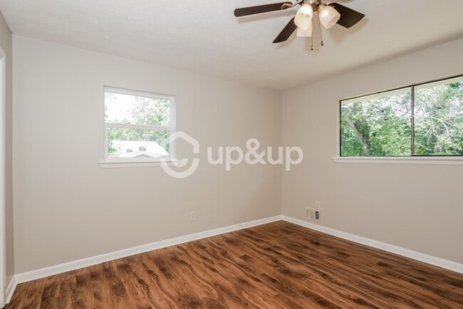 Building Photo - Fantastic 3bd/2ba home! Coming soon!