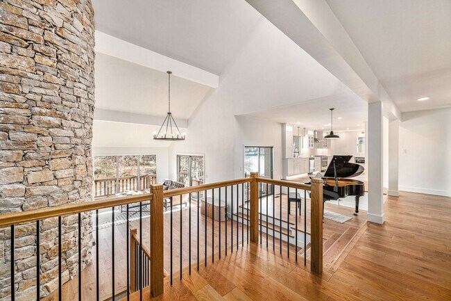 Building Photo - Renovated Lakefront 5 Bedroom Home with 2 Garages!