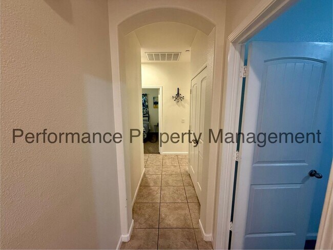 Building Photo - Spacious 4 Bed/2 Bath SW Bakersfield Home w/ RBP & $0 Deposit Option