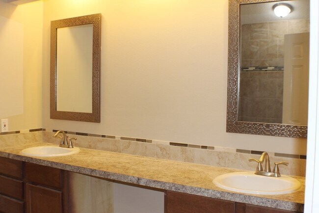 Building Photo - 16723 Clear Oak Way