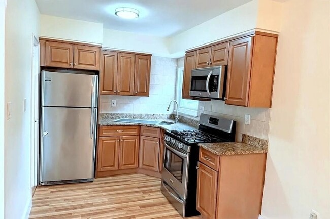 Building Photo - 418 W 259th St