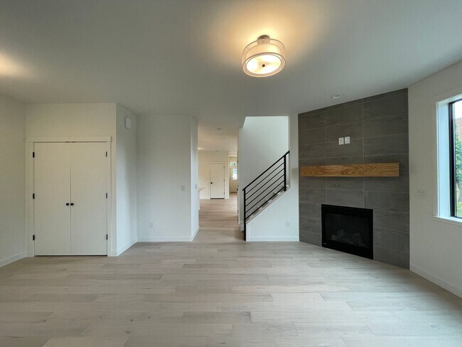 Building Photo - 4Bd/2.5Ba Corner Home in Desireable Portsmouth Neighborhood ~ Newly Built, Quartz Countertops, Si...