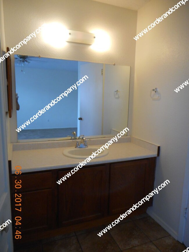 Building Photo - Nice 3 Bedrooms, 1 3/4 Bathroom, 2 Car Gar...
