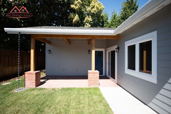 Building Photo - 437 Menker Ave