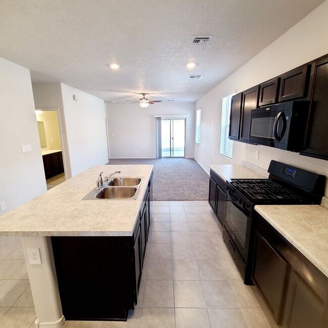 Building Photo - 3 bed 2 bath home in Huning Ranch