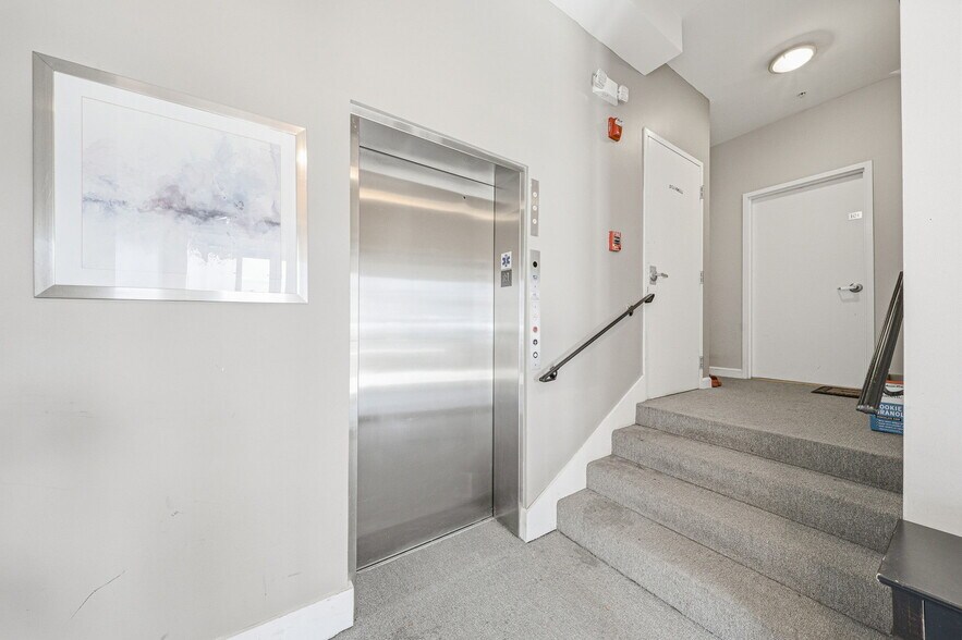 Building Photo - 156 Chelsea St