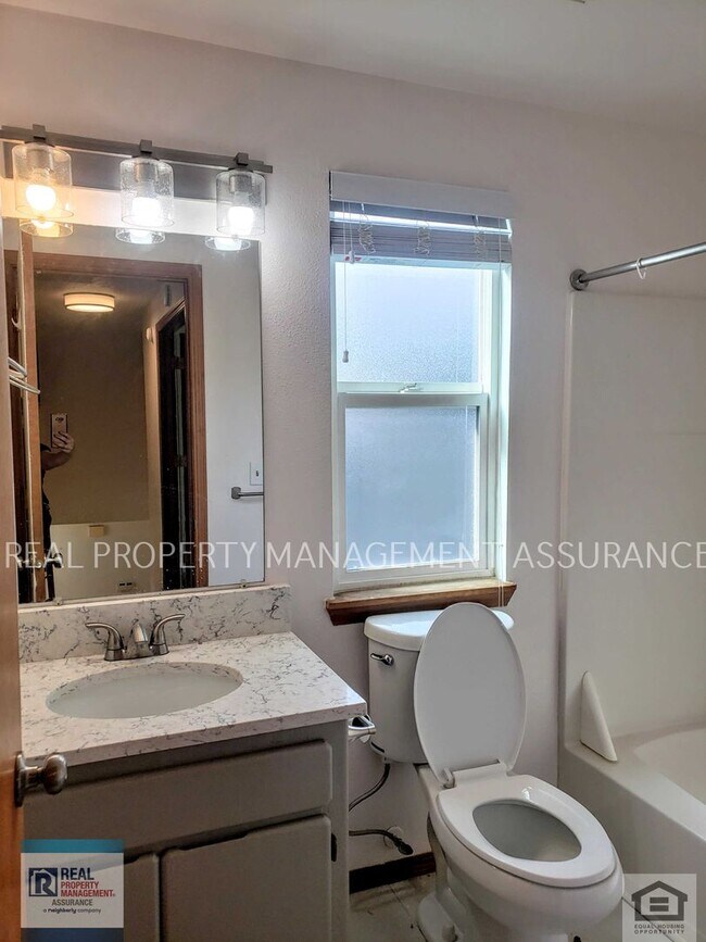 Building Photo - Charming 3 Bedroom Home With A 2 Car Garage!!