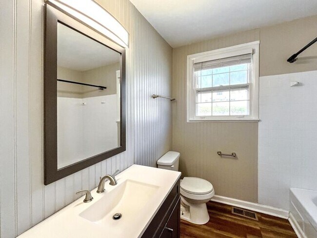 Building Photo - 3-Bedroom Home in a Convenient Location / ...