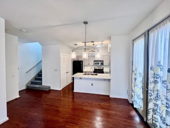 Building Photo - Beautiful Downtown Condo / Close to ACC Riverside / 3 bedrooms / Ref, Washer & Dryer