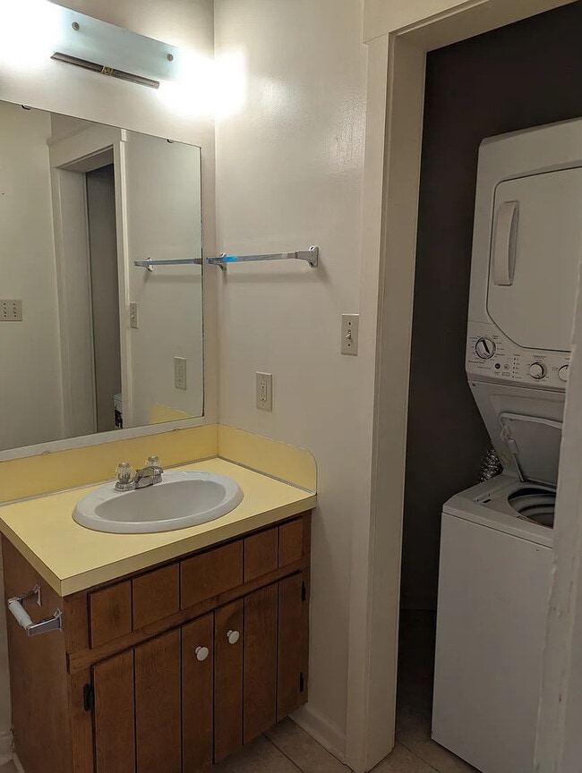 Building Photo - Nice 1 Bed / 1 Bath duplex home in a desir...