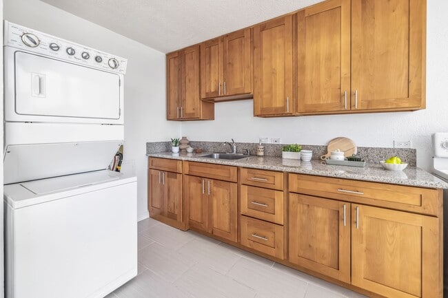 Building Photo - Remodeled 2 bedroom, 1 bath with assigned ...
