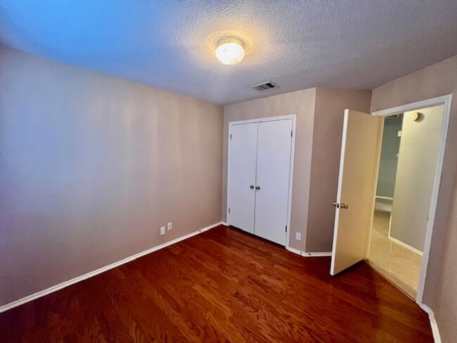 Building Photo - Steeds Crossing / One Story / 3 bedrooms, 2 bath, 2 living / Pflugerville ISD