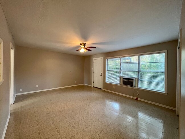 Building Photo - Availably July 12: Charming 3 Bedroom 1 Ba...