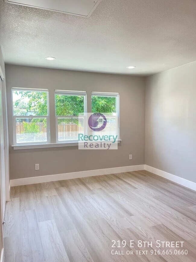 Building Photo - 219 E 8th St