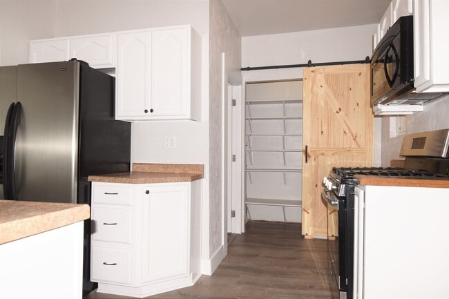 Building Photo - Recently Refurbished! Large 2-story Charmer. Big Yard! PETS WELCOME