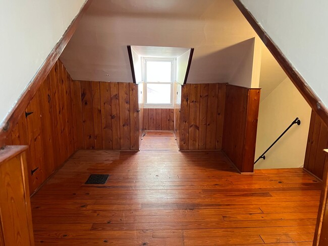 Building Photo - Charming 2 Bedroom Townhome with BONUS ROOM - in Prime Lancaster City Location!