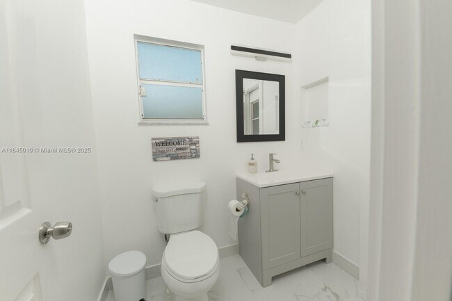 Building Photo - 1771 SE Gaskins Cir