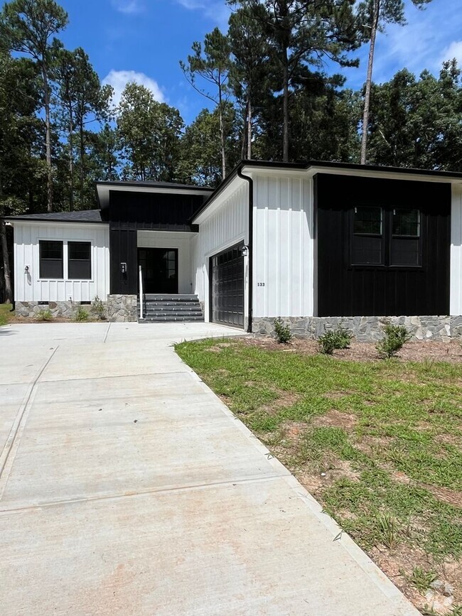 Building Photo - Three bedroom, 2.5 bath newly constructed ...