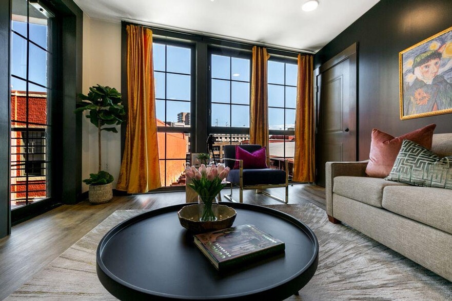 Building Photo - 611 Commerce St