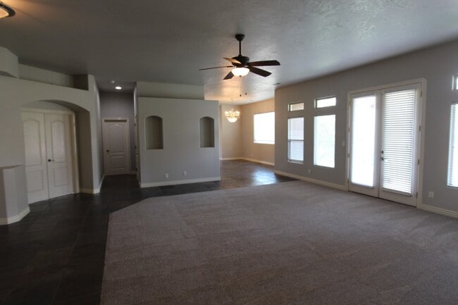 Building Photo - Spacious 3-Bed, 2-Bath Home with Open Floor Plan and Premium Amenities