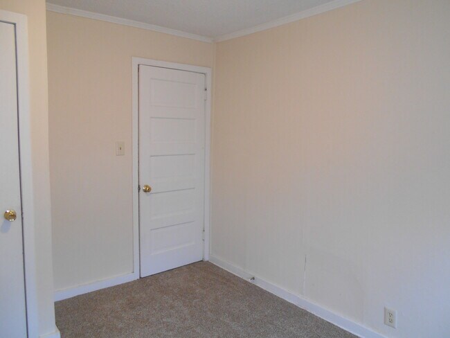 Building Photo - 3865 Roseberry St