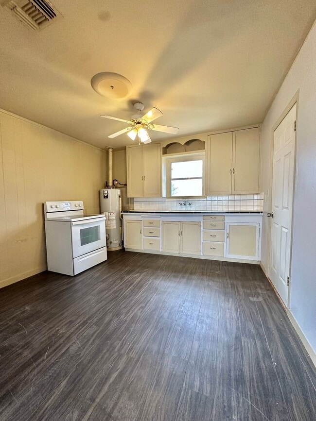 Building Photo - COMING FEBRUARY 2026 - Centrally Located 2-Bedroom Home!