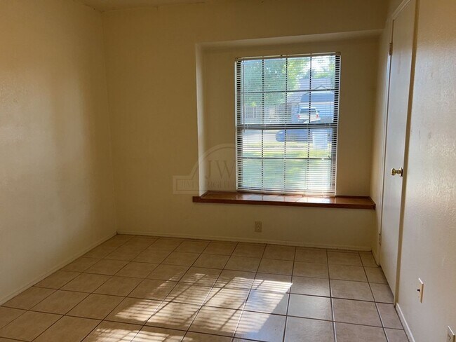 Building Photo - 2001 Meadowbrook Dr