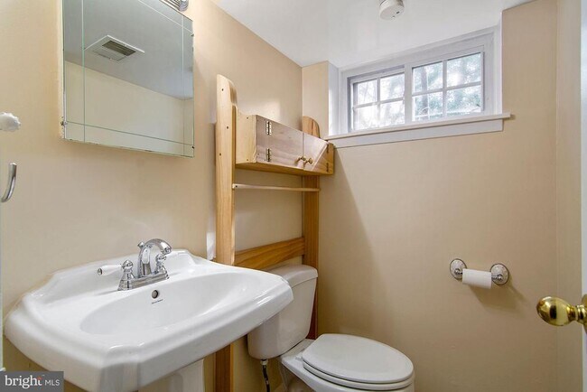 Building Photo - 6807 Dean Dr