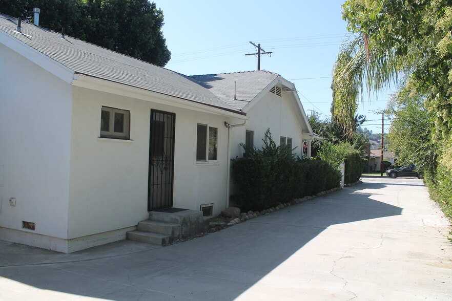 Building Photo - 2350 Windsor Ave