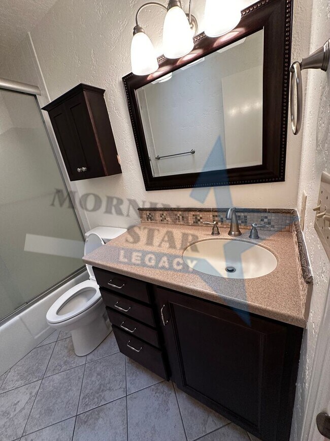 Building Photo - Large 2 bedroom with sunroom in immaculate condition.  Telshor neighborhood with garage!