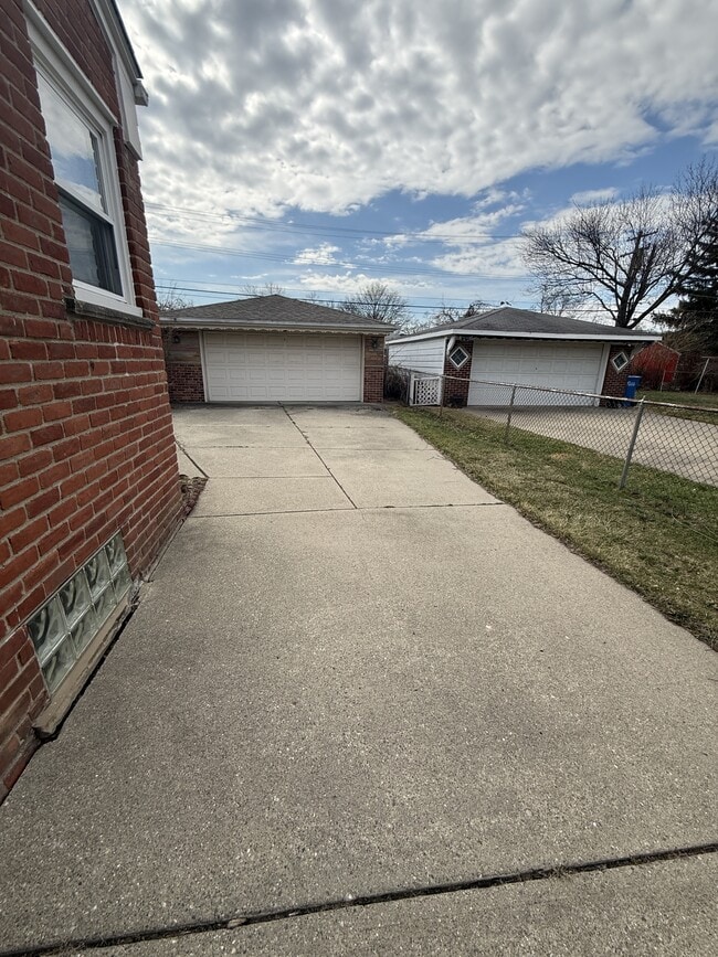 Building Photo - 3746 Jarvis Ave