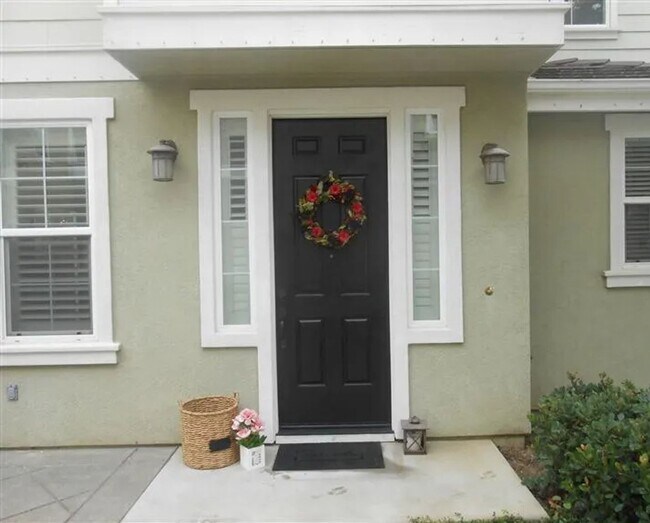 Building Photo - Great centrally located home next to shopp...