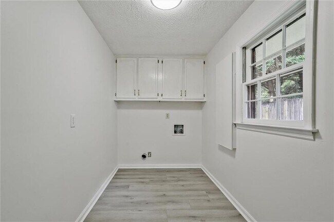 Building Photo - 2041 Collinswood Dr