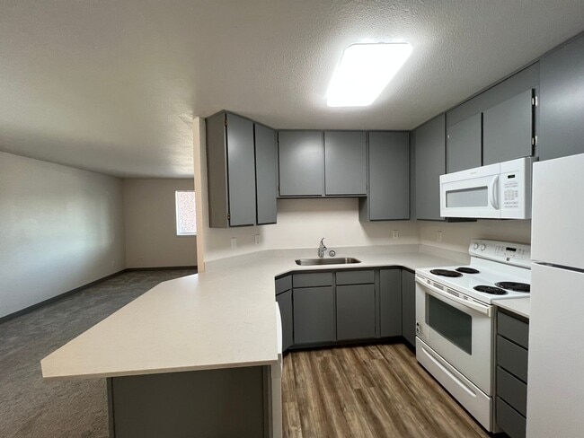 Building Photo - 806 E White Birch Ave
