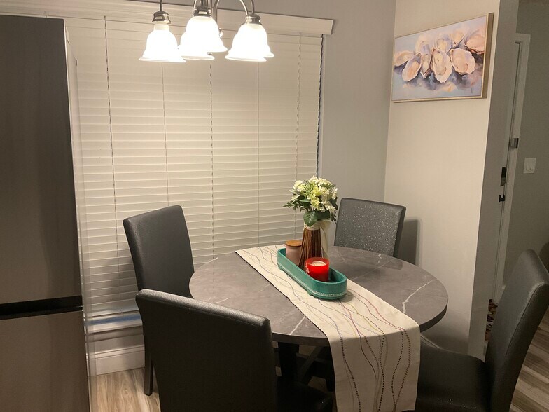 Dining table - 2692 Cedarbrooke Dr