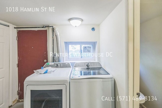 Building Photo - Newly renovated 3bd/1.5bth end unit TH Nes...